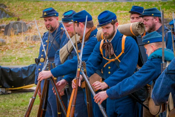 Moorpark, Ca, Usa - 18 April 2018: Oidentifierade personer, iklädd blå uniform durin Civil War Reenactment i Moorpark, Ca är den största strid reenactment väster om Mississippi — Stockfoto