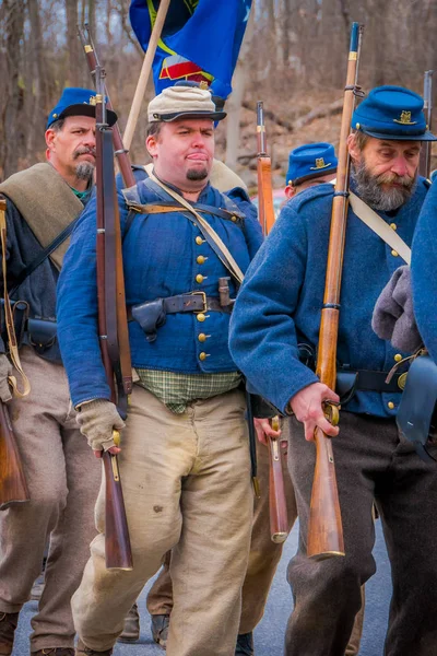 Moorpark, Ca, Usa - 18 April 2018: Människor, bär blå uniform under framställning av inbördeskriget Reenactment i Moorpark, Ca är den största strid reenactment väster om Mississippi — Stockfoto