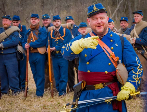 Moorpark, Usa - April, 18, 2018: Utomhus syn på människan bär blå uniform och håller ett svärd, som representerar den Civil War Reenactment i Moorpark, med deras soldater bakom — Stockfoto