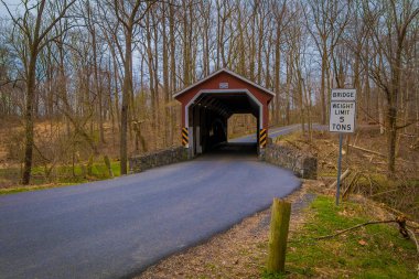 Lancaster ormanda içinde kırmızı kapalı köprünün açık görünüm