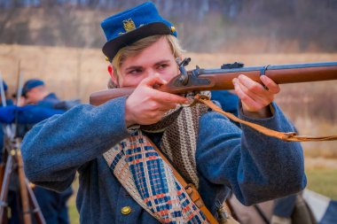 Moorpark, ABD - Nisan, 18, 2018: İç savaş Reenactment Moorpark, en büyük savaş reenactment içinde temsil eden çekime hazır onun elinde bir silah tutan yakışıklı çocuk portresi