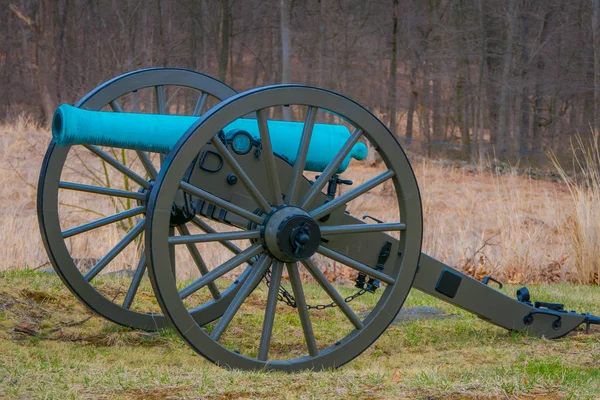 View of Napoleon, 12 lb cannon, located in a cemetery park in Gettysburg National Historical Battlefield — Stock Photo, Image