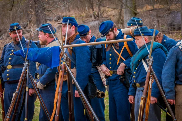 Moorpark, Ca, Usa - 18 April 2018: Människor bär blå militär uniform under inbördeskriget framställning Reenactment i Moorpark, är den största strid reenactment väster om Mississippi — Stockfoto