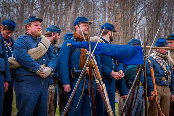 Moorpark, Ca, Usa - 18 April 2018: Människor bär blå militär uniform under inbördeskriget framställning Reenactment i Moorpark, är den största strid reenactment väster om Mississippi — Stockfoto