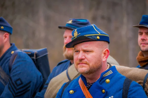 MOORPARK, Estados Unidos - 18 de abril de 2018: Retrato del hombre con uniforme que representa la Representación de la Guerra Civil en Moorpark, la mayor recreación de batalla — Foto de Stock