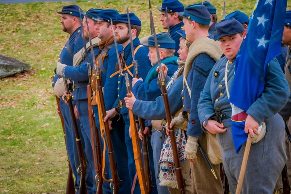 MOORPARK, EE.UU. - 18 de abril de 2018: Grupo de militares con uniforme azul que representa la Representación de la Guerra Civil en Moorpark, la mayor recreación de batalla al oeste del Misisipi — Foto de Stock