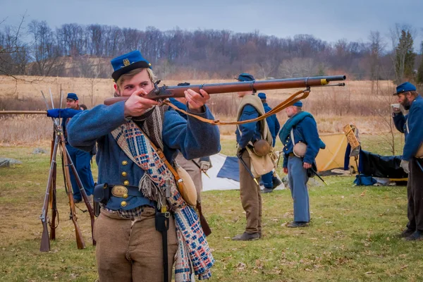 Moorpark, Usa - April, 18, 2018: Närbild av söt pojke håller en pistol i hans händer som är redo att skjuta som representerar inbördeskriget Reenactment i Moorpark, den största strid reenactment — Stockfoto