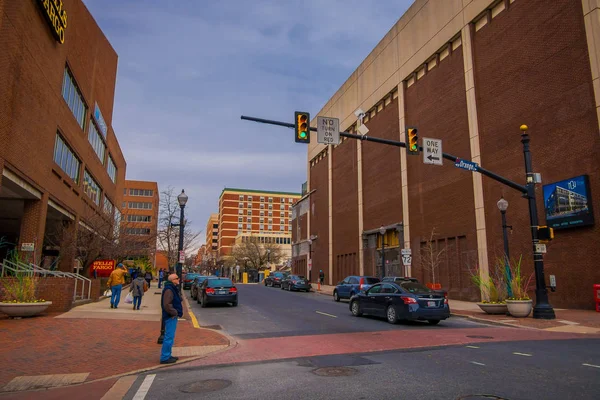 Lancaster, Verenigde Staten - April, 18, 2018: Outdoor weergave van mensen te wachten om het oversteken van de straat met sommige auto's geparkeerd aan één kant van de weg met enkele downtown Lancaster (Pennsylvania) — Stockfoto