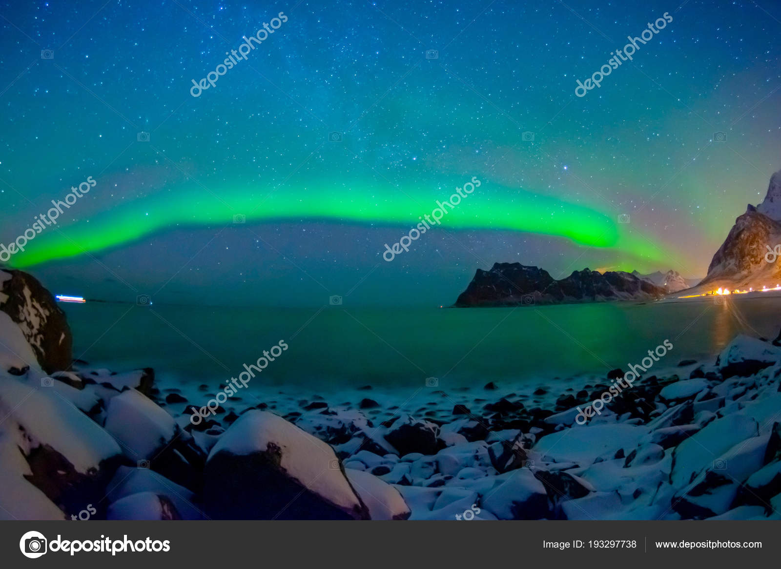 美しい多色鮮やかなオーロラやオーロラ ポラリスの屋外の眺めはまた夜空のオーロラとしてロフォーテン諸島を知っています ストック写真 C Pxhidalgo