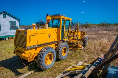 Long Island, ABD, Nisan, 04, 2018: Açık büyük sarı ağır makine görünümünü açık havada yakın ahşap bir ev inşa Long Island Park
