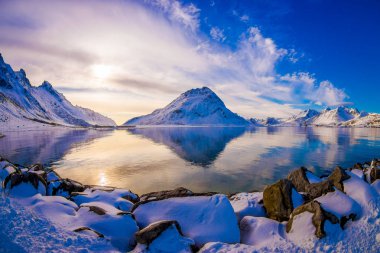 Svolvaer, gölde taşlarla yansıtan dağ güzel muhteşem doğal görünümünü karla kaplı
