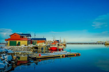 Henningsvaer, Norveç - 04 Nisan 2018: Açık bakış bir balıkçı limanı Lofoten Adaları üzerinde küçük balıkçı tekneleri