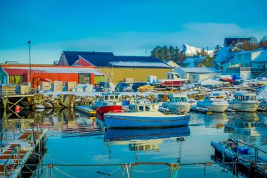 Henningsvaer, Norveç - 04 Nisan 2018: Açık bakış bir balıkçı limanı Lofoten Adaları üzerinde küçük balıkçı tekneleri