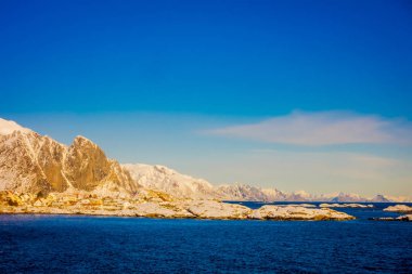 Henningsvaer, Norveç - 09 Nisan 2018: Güzel görünümünün büyük mountaing içinde Henningsvaer Lofoten Adaları ile ahşap binaların üst