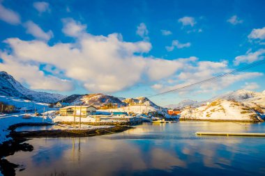 Hammnoy, Lofoten, Norveç, Nisan, 10, 2018: yukarıda bazı balıkçılık kulübe rorbu ve Lilandstinden dağ tepe batımında - Reine, Lofoten Adaları, Norveç