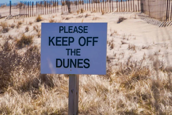 LONG ISLAND, EE.UU., 04 DE ABRIL DE 2018: Vista al aire libre de la señal informativa de por favor mantenga fuera de las dunas ubicadas al aire libre de la playa en Long Island —  Fotos de Stock