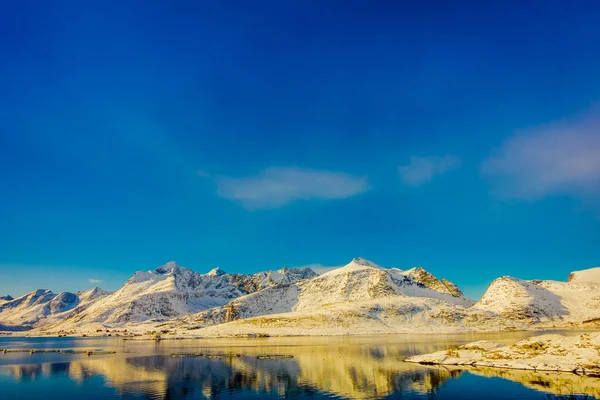 Θέα στο βουνό που αντανακλούν στο νερό στα Νησιά Lofoten — Φωτογραφία Αρχείου