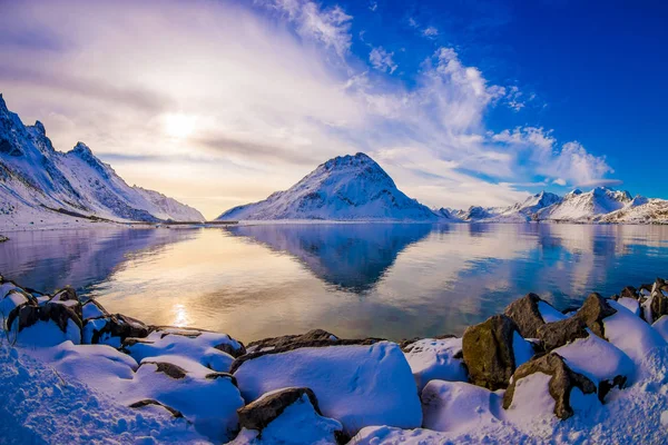 美丽华丽的山景景观, 反映在 Svolvaer 湖, 岩石覆盖雪 — 图库照片