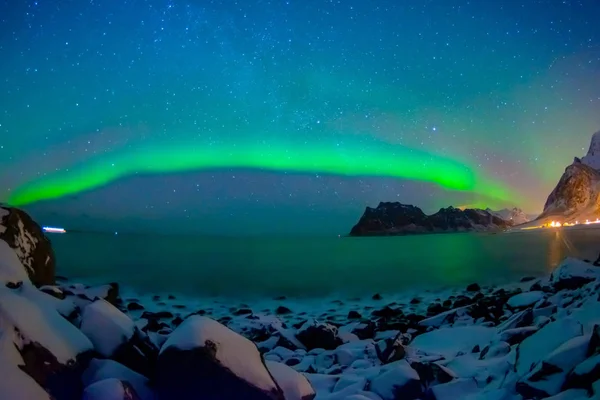 Açık güzel rengarenk canlı Aurora Borealis ya da Aurora Polaris, görünümünü de biliyorum Kuzey ışıkları gece gökyüzünde olarak Lofoten Adaları üzerinde — Stok fotoğraf