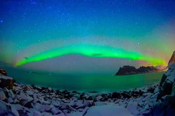 Vue extérieure de magnifiques aurores boréales multicolores vibrantes ou aurores polaires, également connues sous le nom de aurores boréales dans le ciel nocturne sur les îles Lofoten — Photo