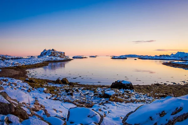 Krásné venkovní pohled na zasněžené zimy v polární kruh — Stock fotografie