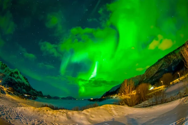 Noorderlicht glans helder en mooi boven scherpe bergtoppen en meren van Lofoten bergen — Stockfoto