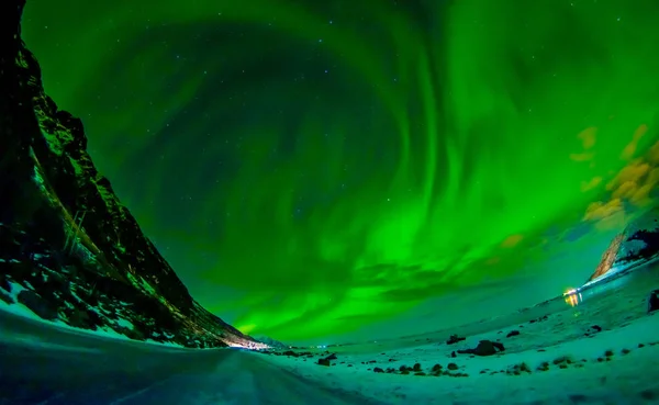 View of Lofoten Islands during winter time is a dream for all landscape photographers. At this time of the year, the colourful and enchanting Aurora Borealis light up the clear night skies — Stock Photo, Image