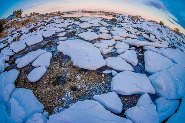 Zbliżenie na małe i średnie kawałki lodu na zamarzniętym jeziorze — Zdjęcie stockowe