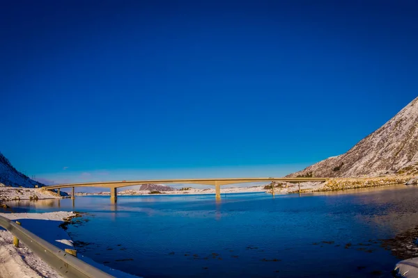 Εκπληκτική εξωτερική άποψη της γέφυρας Gimsoystraumen είναι ένα πρόβολο δρόμο που διασχίζει τον πορθμό ανάμεσα στα νησιά των Austvagoya και Gimsoya σε ένα όμορφο μπλε ουρανό — Φωτογραφία Αρχείου