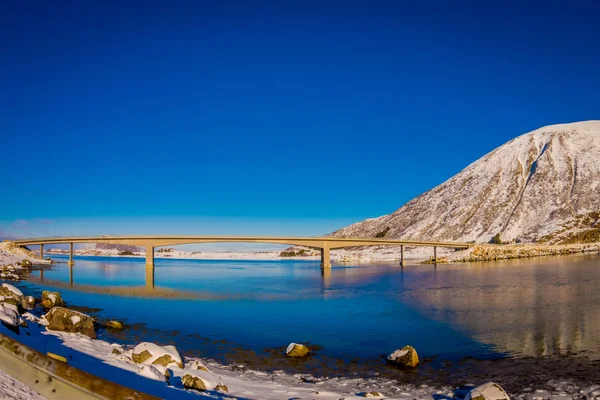 Splendida vista esterna del ponte Gimsoystraumen è una strada a sbalzo che attraversa lo stretto tra le isole Austvagoya e Gimsoya in un bellissimo cielo blu — Foto Stock