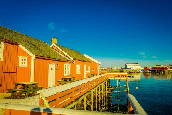 HAMMNOY, LOFOTEN, NORVEGIA, 10 APRILE 2018: Veduta esterna della capanna da pesca rorbu nel porto delle isole Lofoten — Foto Stock