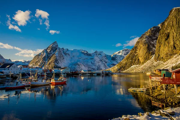 HAMMNOY, LOFOTEN, NORVEGIA, APRILE, 10, 2018: Sopra vista di alcune capanne da pesca rorbu e Lilandstinden vetta al tramonto - Reine, Isole Lofoten, Norvegia — Foto Stock