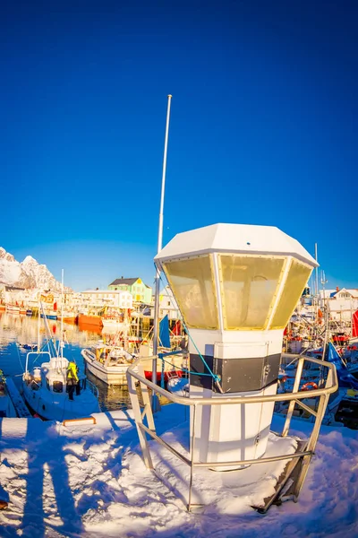 LOFOTEN, NORUEGA, 10 DE ABRIL DE 2018: Vista al aire libre del faro en el puerto costero de Henningsvaer durante el invierno, en un pueblo pesquero ubicado en Austvagoya, las Islas Lofoten — Foto de Stock