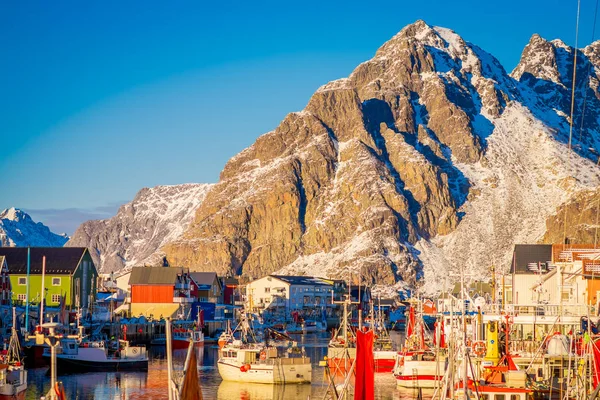 Henningsvaer, Norwegen - 04. April 2018: malerischer Fischerhafen in henningsvaer mit typischen roten Holzhäusern und kleinen Fischerbooten auf den Lofoten, Norwegen — Stockfoto