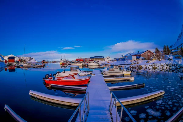 SVOLVAER, ISLAS LOFOTEN, NORUEGA - 10 DE ABRIL DE 2018: Vista de barcos pesqueros rojos en el puerto con edificios en el horizonte en un hermoso cielo azul y día soleado, Svolvaer, Islas Lofoten — Foto de Stock