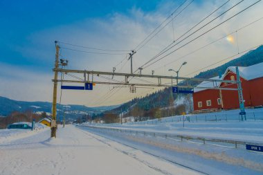 Gol, Norwar, Nisan, 02, 2018: Muhteşem açık görünüm Gol şehir tren ulaşım için kullanılan demiryolu Kablo hatları