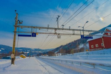 Gol, Norwar, Nisan, 02, 2018: Muhteşem açık görünüm Gol şehir tren ulaşım için kullanılan demiryolu Kablo hatları