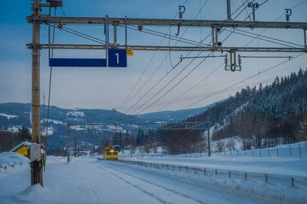 GOL, NORWAR, 02 DE ABRIL DE 2018: Vista al aire libre de un enorme camión amarillo sin venir y responsable de poseer, mantener, operar y desarrollar la estación de tren noruega —  Fotos de Stock