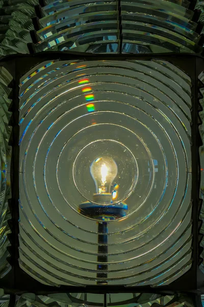 Закрытие Лампа внутри маяка Моник-Пойнт на окраине Лонг-Айленда, штат Нью-Йорк — стоковое фото