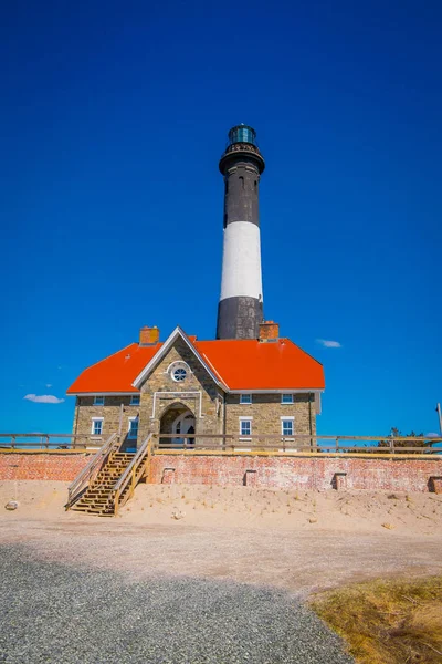LONG ISLAND, USA, APRIL, 14, 2018: The Montauk Lighthouse at the easternmost point of Long Island with a house building in front in the Town of East Hampton in Suffolk County, New York — Stock Photo, Image