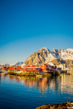 Svolvaer, Lofoten Adaları, Norveç - 10 Nisan 2018: Görünüm Henningsvaer kıyıya Lofoten Adaları'ndaki birçok ahşap evlerin