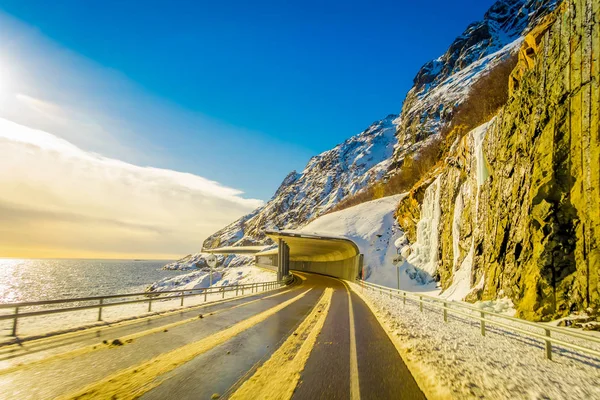 Vista esterna della strada vicino al mare al tramonto, isola di Lofoten — Foto Stock