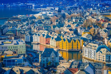 Alesund, Norveç - 04 Nisan 2018: Açık renkli binalar dan dağ Alesund şehir, Aksla görünümünü