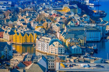 Alesund, Norveç - 04 Nisan 2018: Açık renkli binalar dan dağ Alesund şehir, Aksla görünümünü
