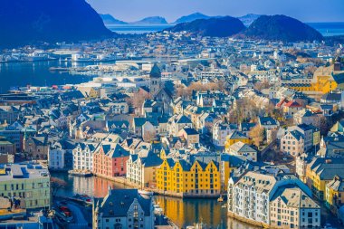 Alesund, Norveç - 04 Nisan 2018: Dağ Aksla Alesund şehir, renkli binalardan güzel açık görünümü