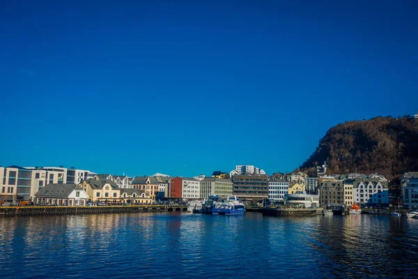 ALESUND, NORUEGA - 04 de abril de 2018: Vista de verão da cidade portuária de Alesund, na costa oeste da Noruega, na entrada do fiorde Geirangerfjord, fundo conceito viajante — Fotografia de Stock