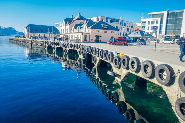 Alesund, Norveç - 04 Nisan 2018: Norveç west coast, Geirangerfjord girişinde Alesund liman kasabasına güzel açık görünümü — Stok fotoğraf
