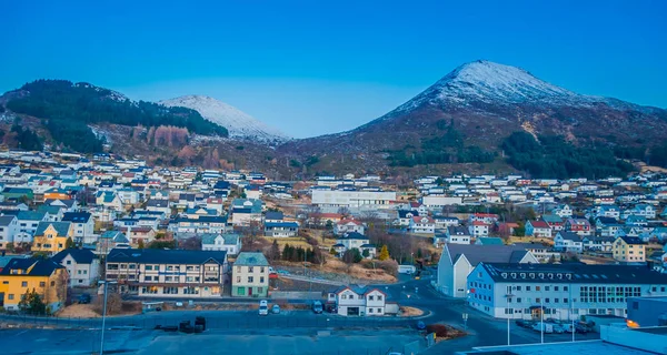 2 つの巨大な山と山 Hurtigruten 市で Aksla からカラフルな建物のオーレスン, ノルウェー - 2018 年 4 月 4 日: 美しい屋外のビューの背後にあります。 — ストック写真
