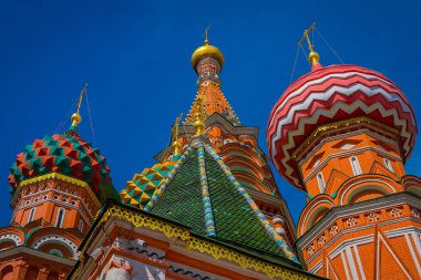 Moscos, Rusya Federasyonu - Nisan, 24, 2018: kırmızı kare üzerinde St. Basils Katedrali ve işçinin kuleye bakış