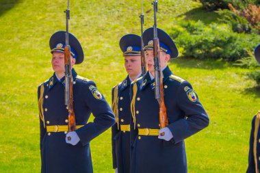 Moskova, Rusya - Nisan, 24, 2018: Alexander bahçesinde Dünya Savaşı sırasında Sovyet askerleri açık üç koruma meçhul asker kabrinde silah tutan görünümünü adanmış